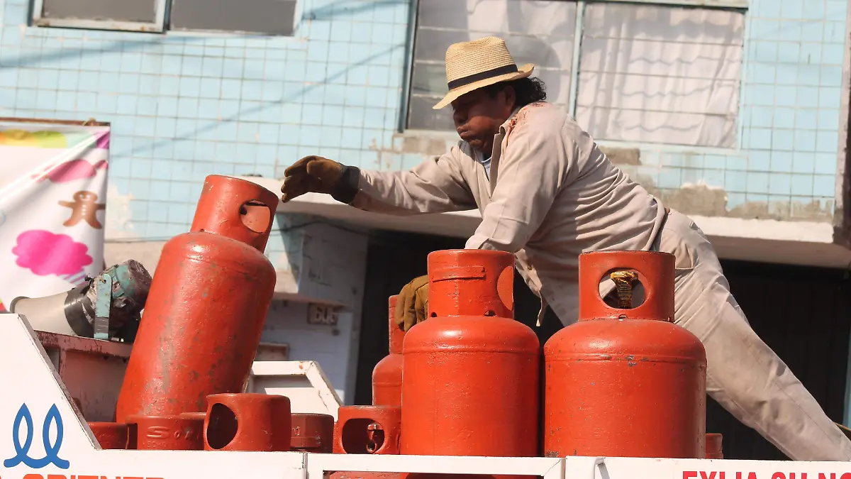 Carro de gas reparte en colonias de Puebla